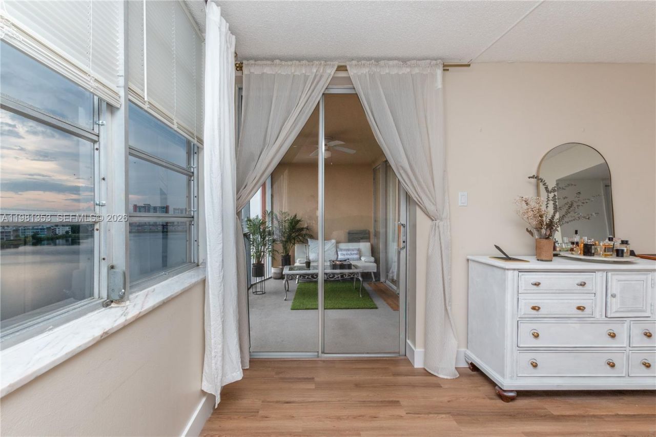 1750 NE 191st St , Unit 827-4, Miami, FL 33179 Photo