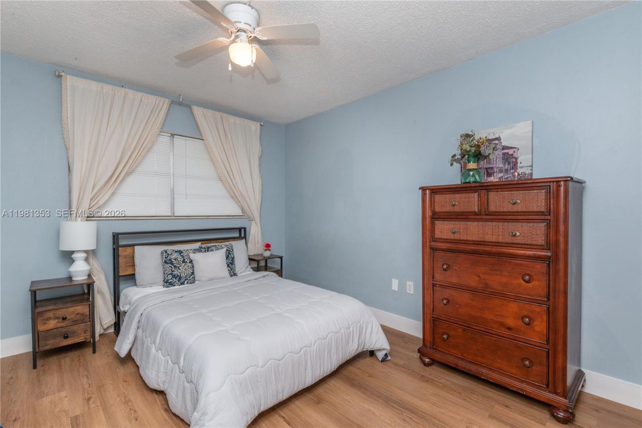 1750 NE 191st St , Unit 827-4, Miami, FL 33179 Photo