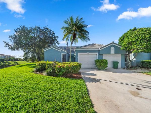 8220 Waterford Ln , Tamarac, FL 33321