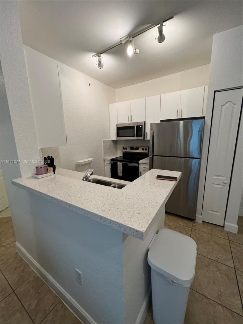 6001 SW 70th St , Unit 318, South Miami, FL 33143 Photo