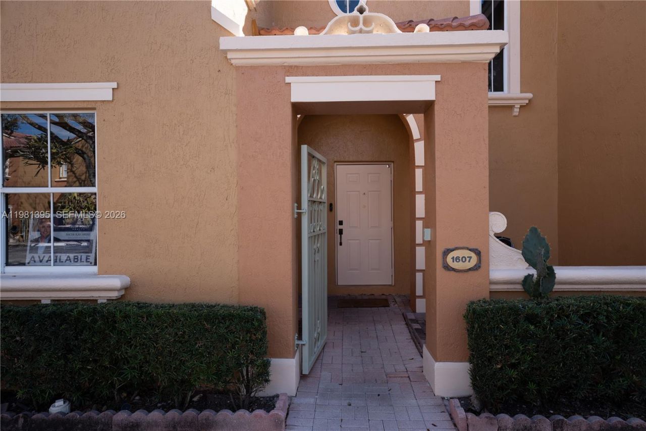 8520 NW 139th Ter, Unit 1607, Miami Lakes, FL 33016 Photo