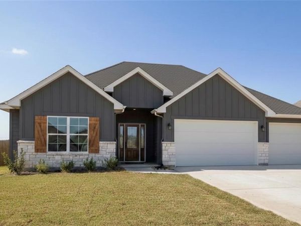 11109 E 209TH Street, Peculiar, MO 64078