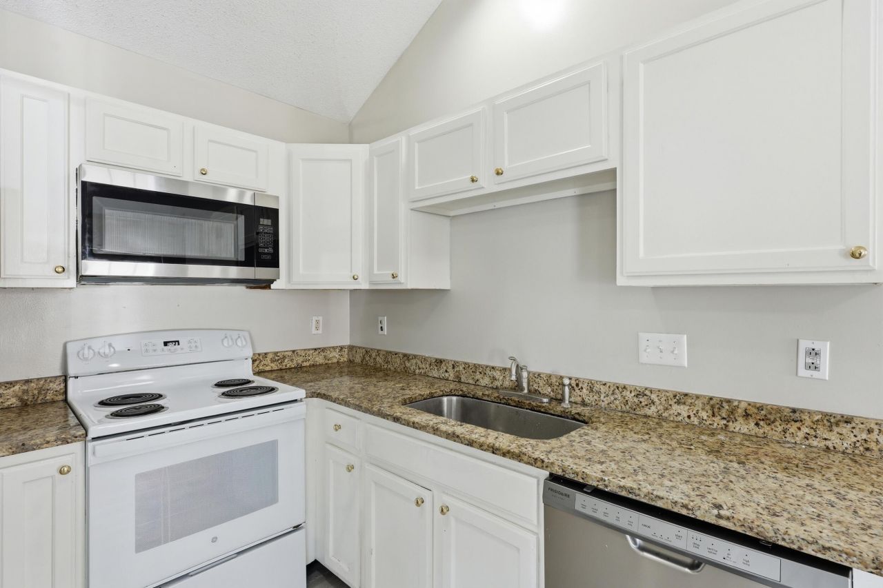 4937 Nesbitt Avenue Photo 6