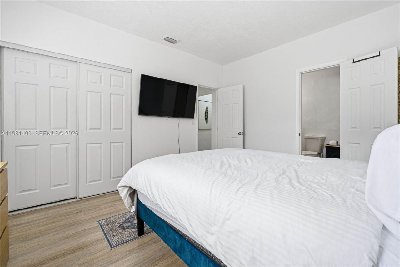 10845 Peachtree Dr , Unit 10845, Miami, FL 33161 Photo