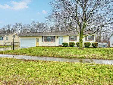 153 Donna Marie Cir N, Gates, NY 14606