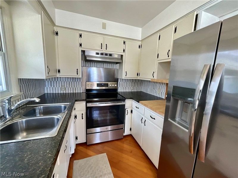 13526 Glenvale Avenue NW, Uniontown, OH 44685 Photo 3