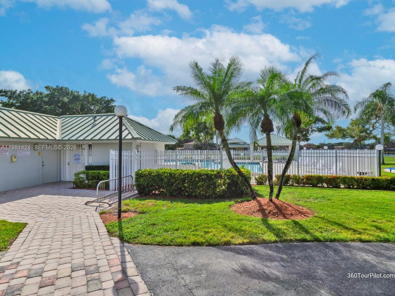 1663 E Harmony Lake Cir, Unit ., Davie, FL 33324 Photo