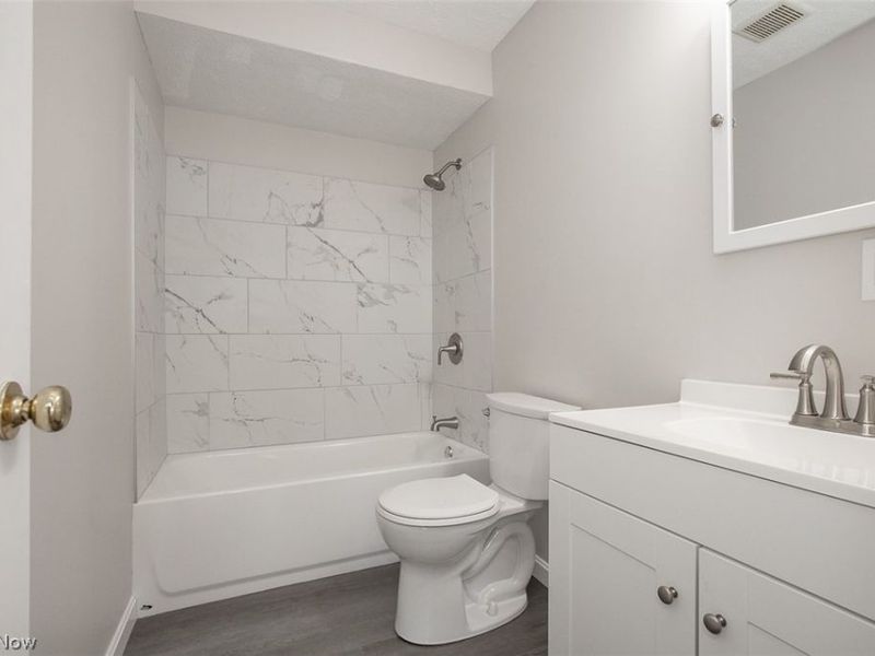 20021 Green Oak Drive, Euclid, OH 44117 Photo 16