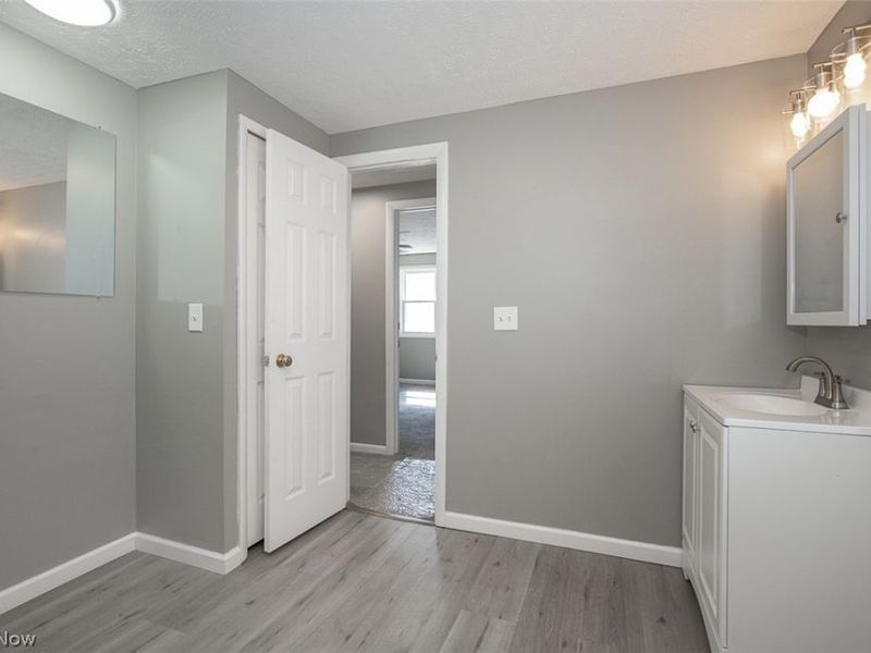 20021 Green Oak Drive, Euclid, OH 44117 Photo 23