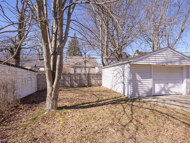 20021 Green Oak Drive, Euclid, OH 44117 Photo 36