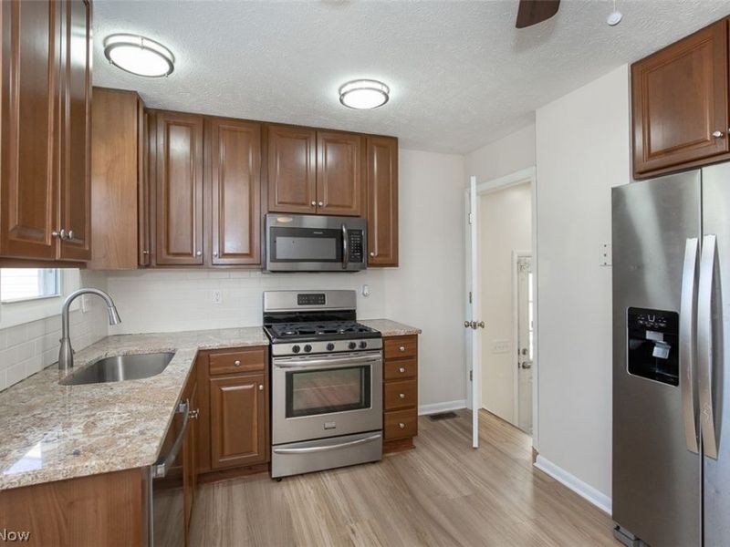 20021 Green Oak Drive, Euclid, OH 44117 Photo 6