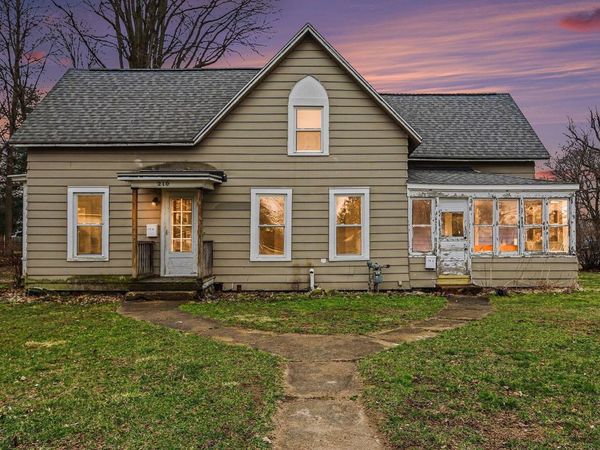 210 W Bennett Street, Three Rivers, MI 49093