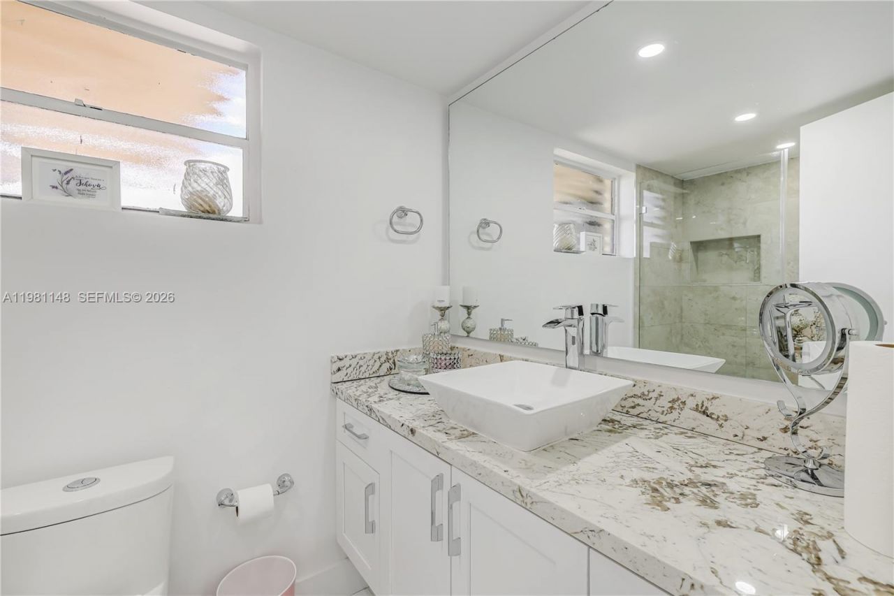 8101 Byron Ave, Unit 509, Miami Beach, FL 33141 Photo