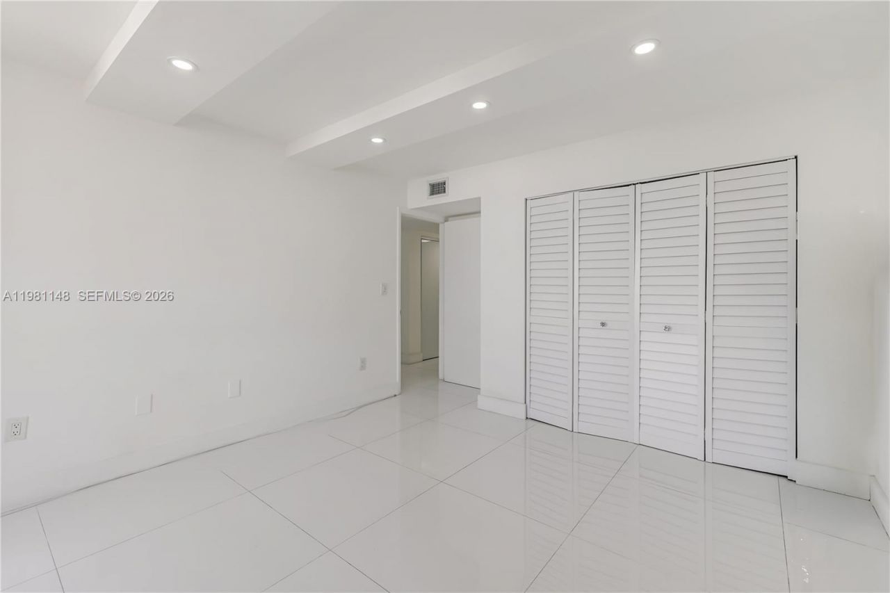 8101 Byron Ave, Unit 509, Miami Beach, FL 33141 Photo