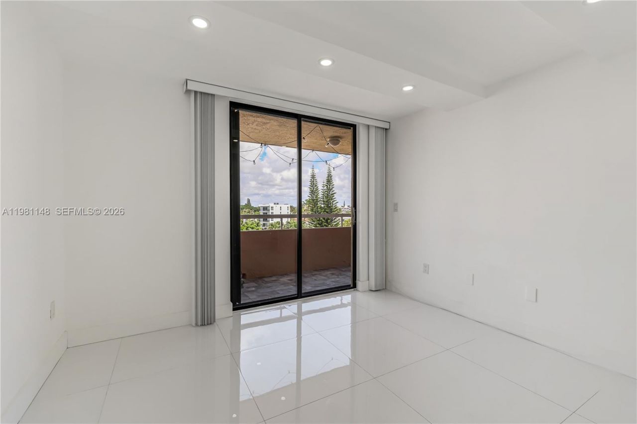 8101 Byron Ave, Unit 509, Miami Beach, FL 33141 Photo