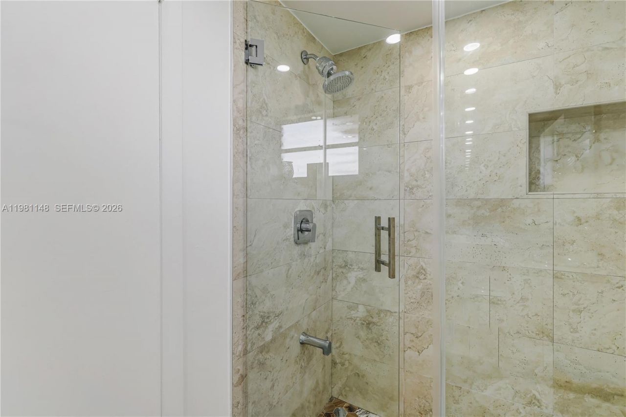 8101 Byron Ave, Unit 509, Miami Beach, FL 33141 Photo