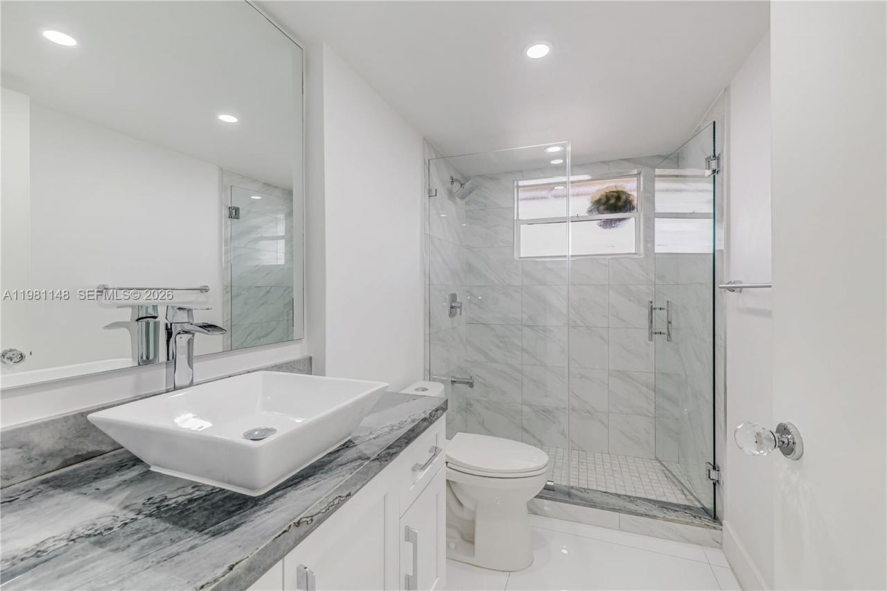 8101 Byron Ave, Unit 509, Miami Beach, FL 33141 Photo