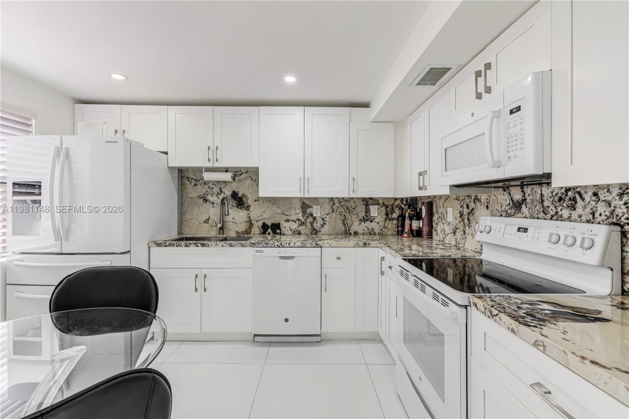 8101 Byron Ave, Unit 509, Miami Beach, FL 33141 Photo