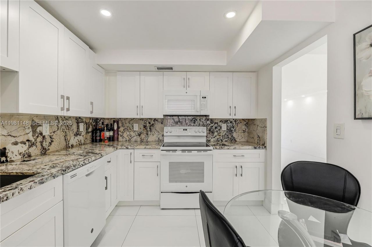 8101 Byron Ave, Unit 509, Miami Beach, FL 33141 Photo