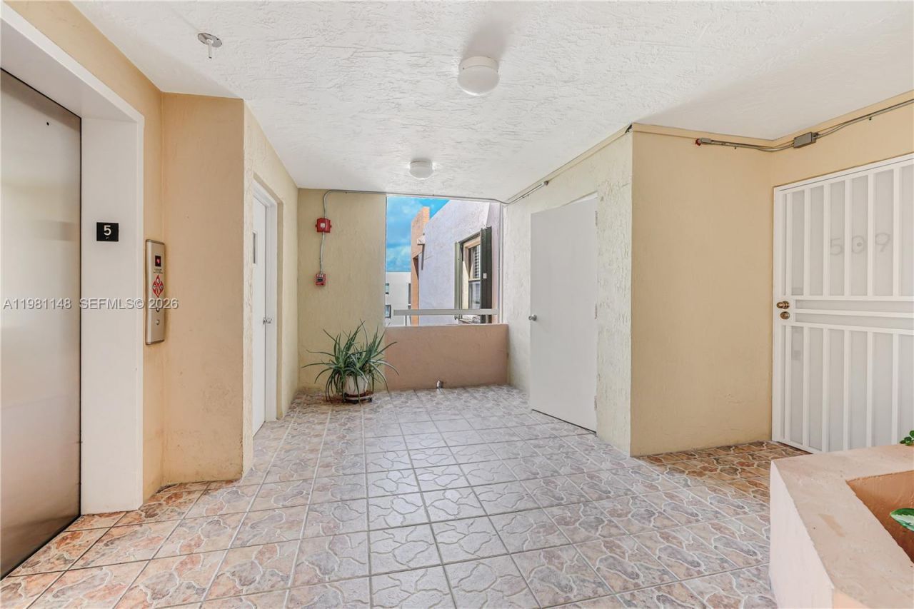 8101 Byron Ave, Unit 509, Miami Beach, FL 33141 Photo