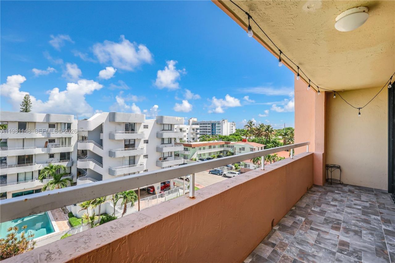 8101 Byron Ave, Unit 509, Miami Beach, FL 33141 Photo