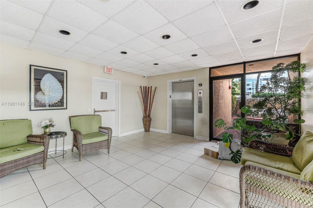 8101 Byron Ave, Unit 509, Miami Beach, FL 33141 Photo