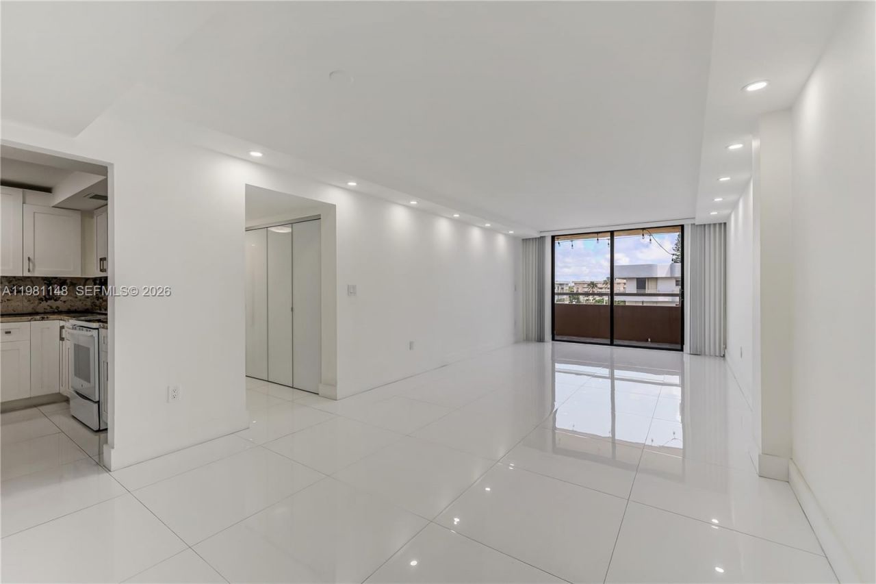 8101 Byron Ave, Unit 509, Miami Beach, FL 33141 Photo