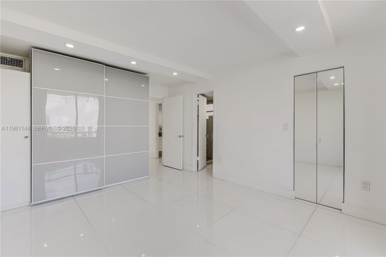 8101 Byron Ave, Unit 509, Miami Beach, FL 33141 Photo