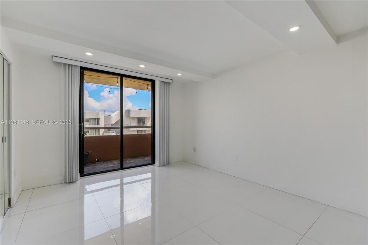 8101 Byron Ave, Unit 509, Miami Beach, FL 33141 Photo