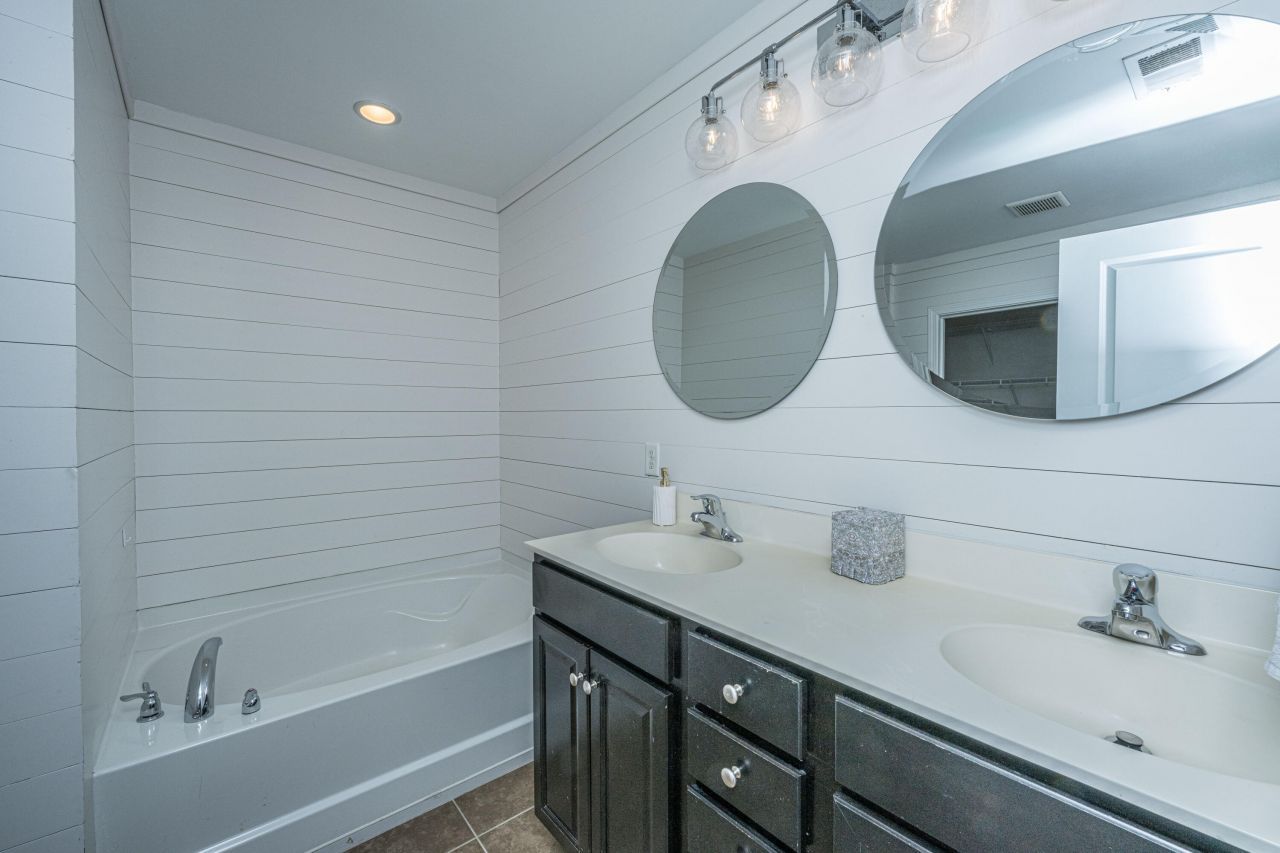 1076 Bennington Drive Photo 16