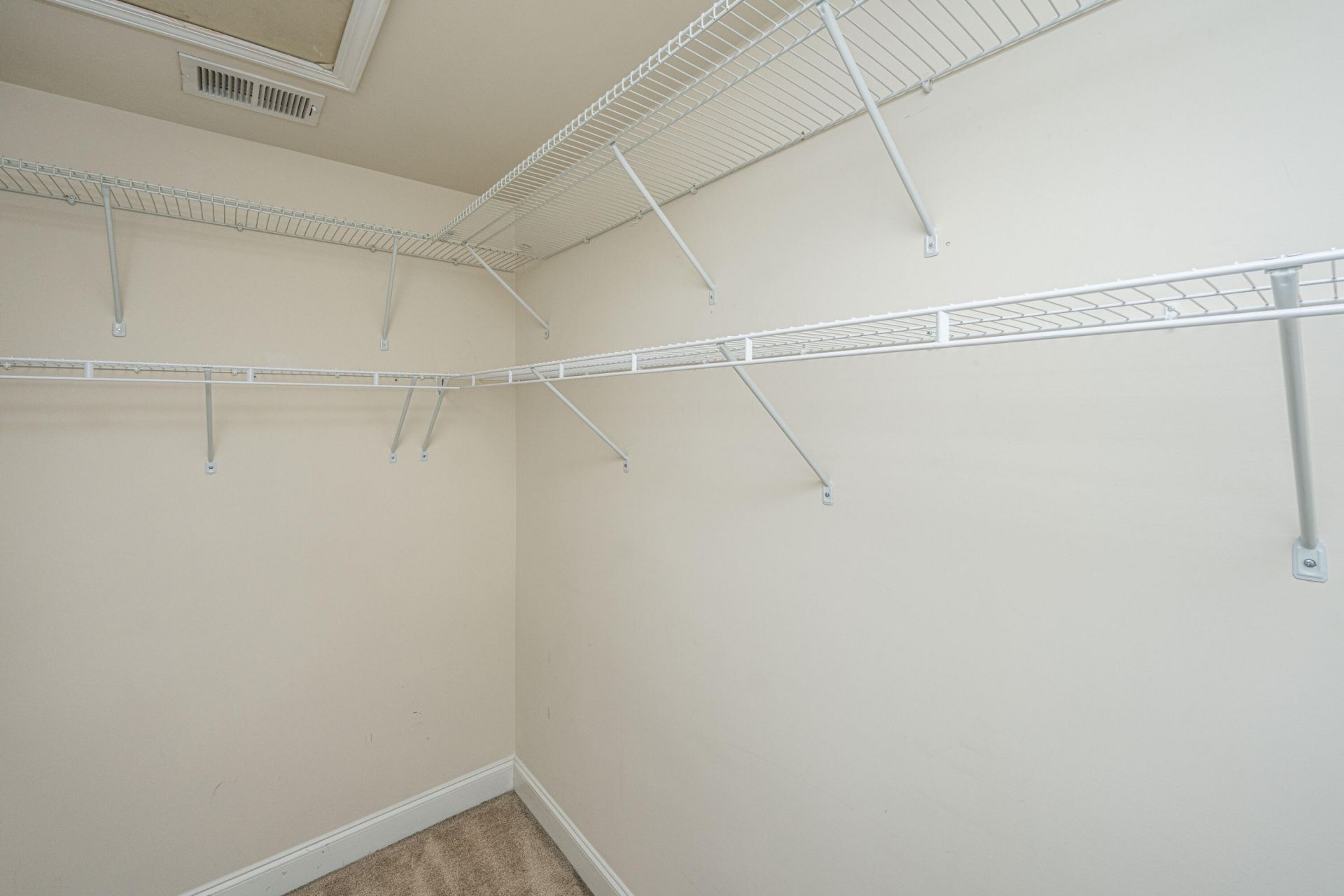 1076 Bennington Drive Photo 17