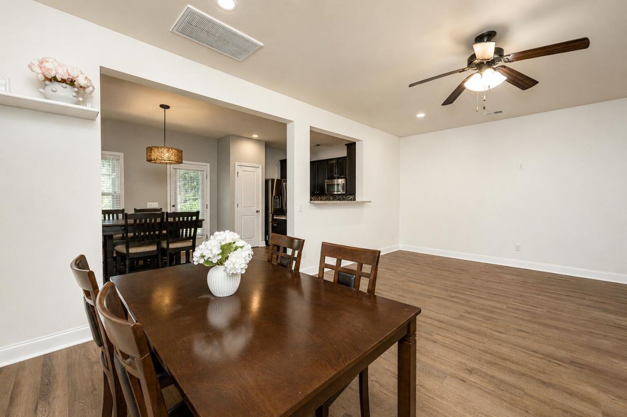 1076 Bennington Drive Photo 4