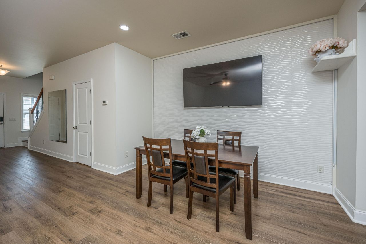 1076 Bennington Drive Photo 4