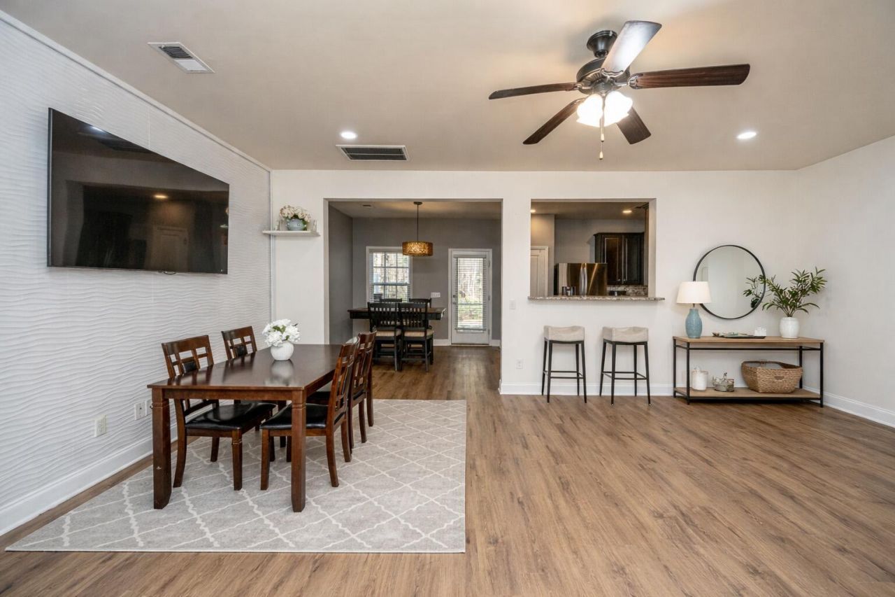 1076 Bennington Drive Photo 6