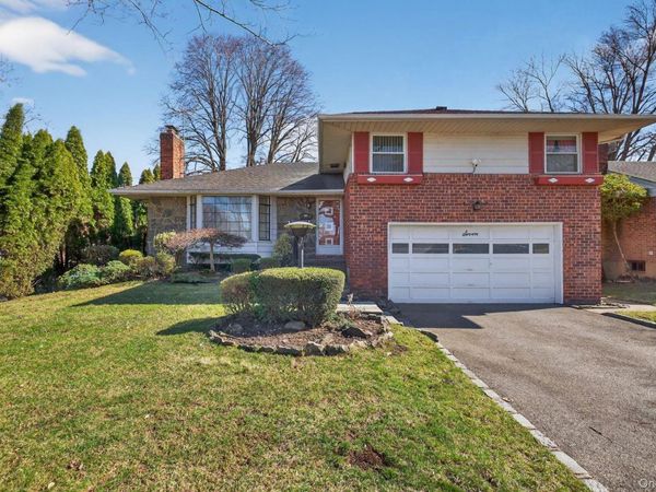 7 Carling Drive, New Hyde Park, NY 11040