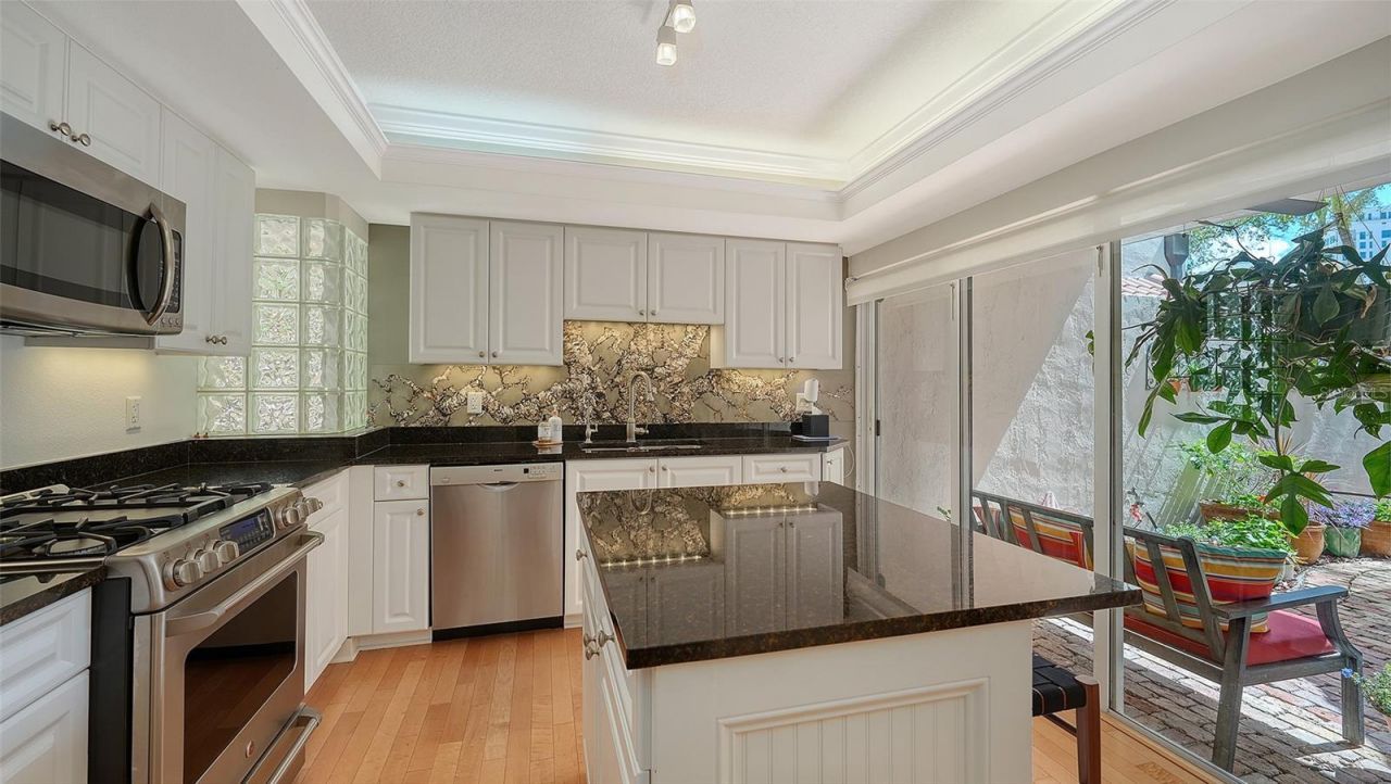 200 Cocoanut Avenue, Unit 4, Sarasota, FL 34236 Photo