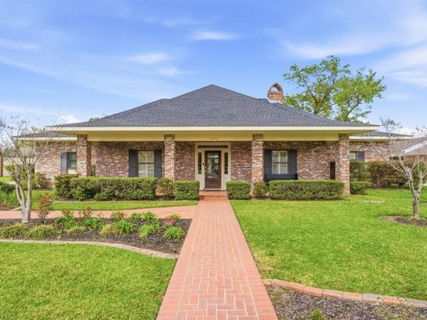1304 W Dumbarton W, Lake Charles, LA 70605