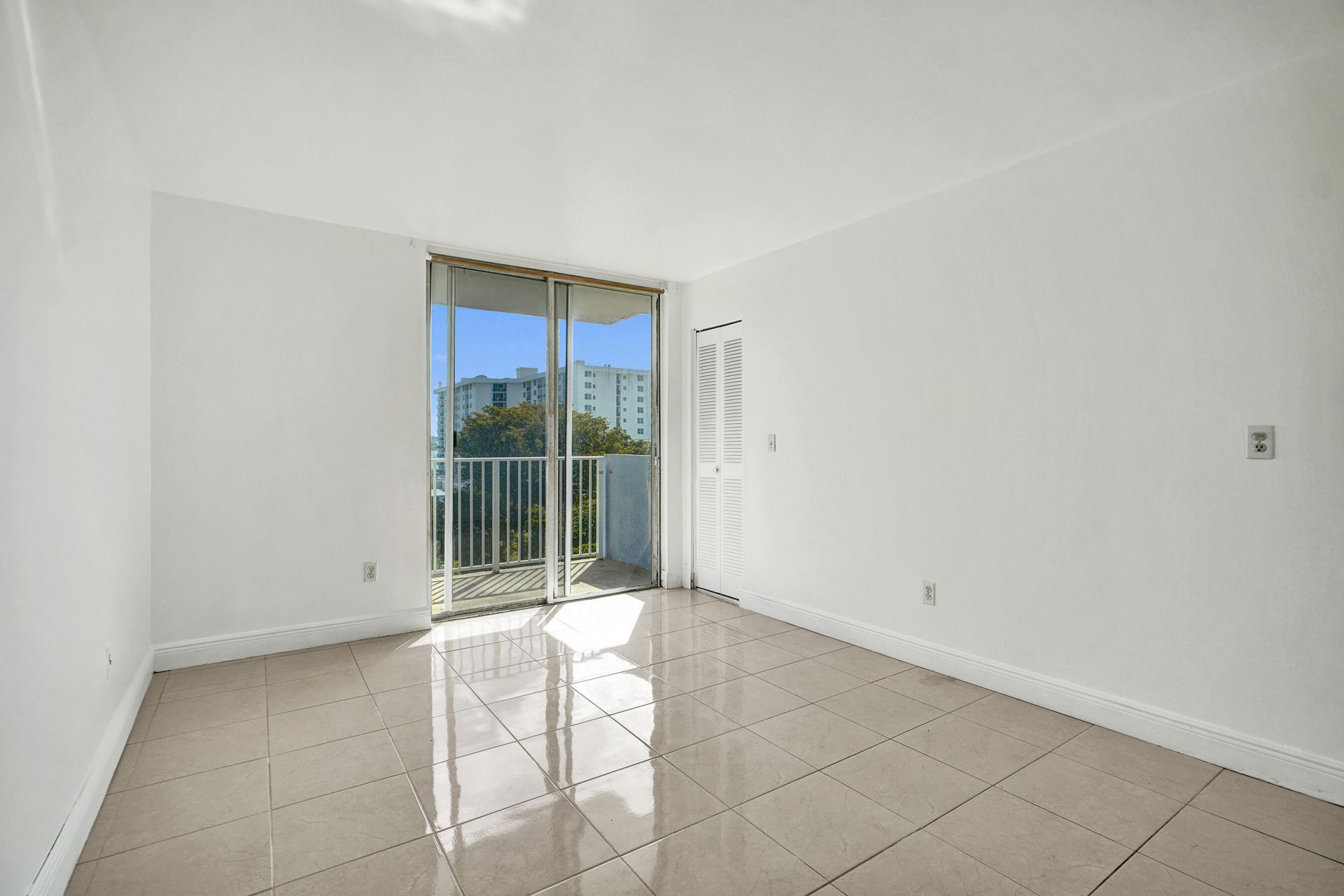 1801 S Treasure Drive, Unit 528, North Bay Village, FL 33141 Photo