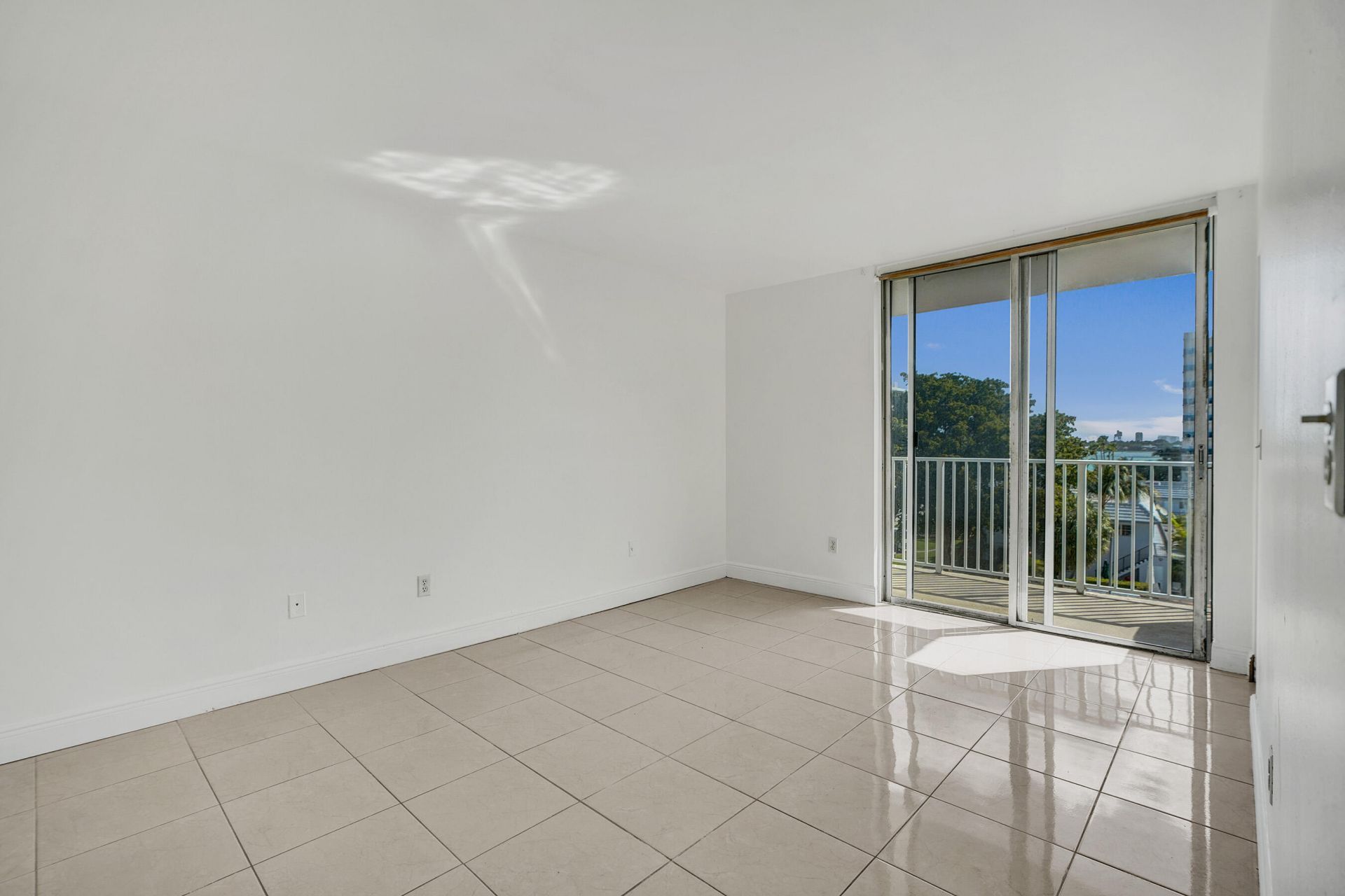 1801 S Treasure Drive, Unit 528, North Bay Village, FL 33141 Photo