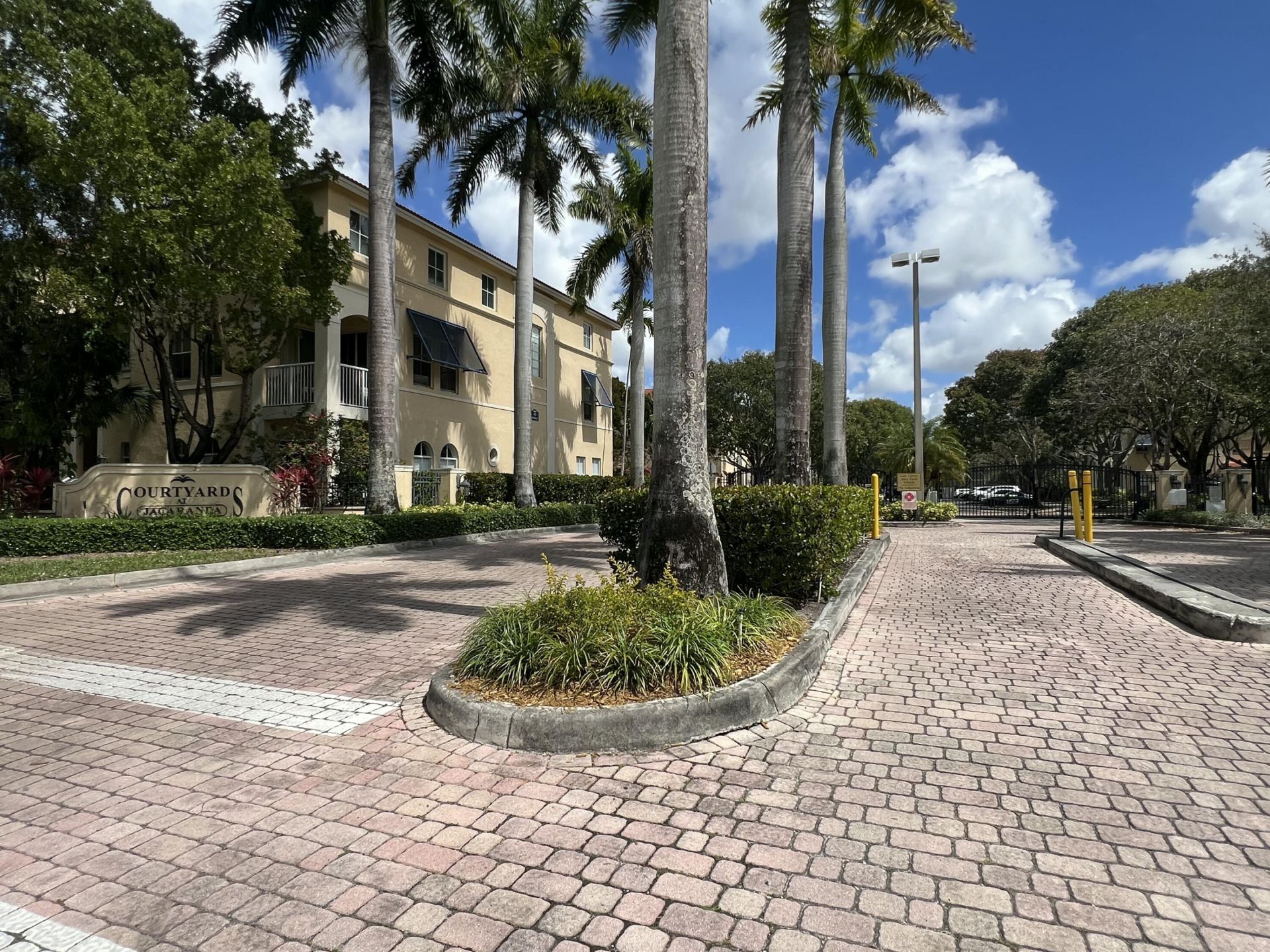 150 Jacaranda Country Club Drive, Unit 102, Plantation, FL 33324 Photo