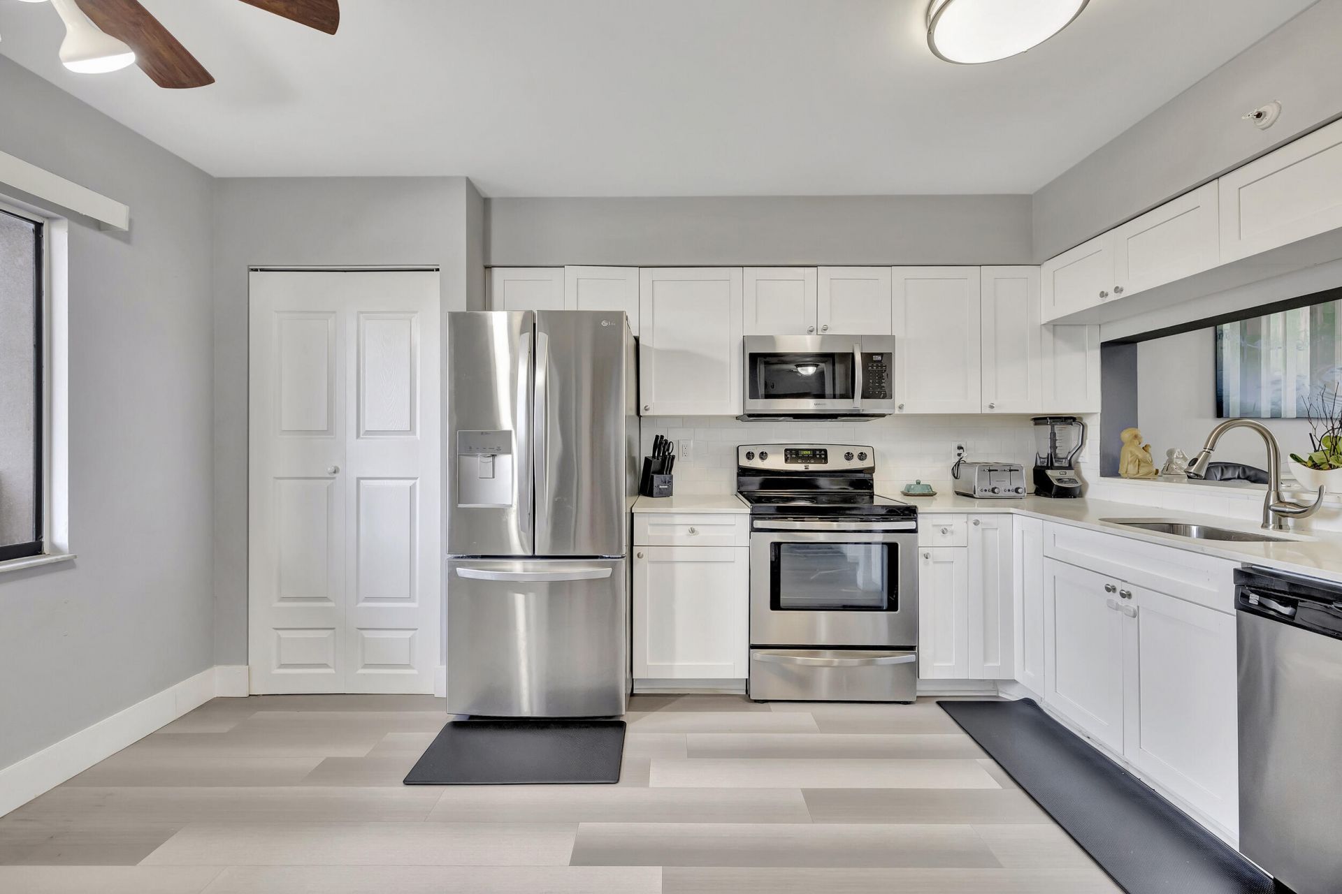 2200 S Cypress Bend Drive S, Unit 702, Pompano Beach, FL 33069 Photo