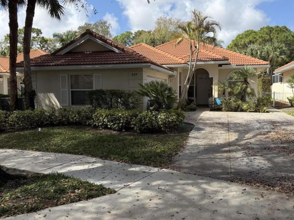 217 E Tall Oaks Circle, Palm Beach Gardens, FL 33410