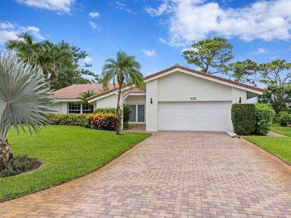 925 Foxpointe Circle, Delray Beach, FL 33445