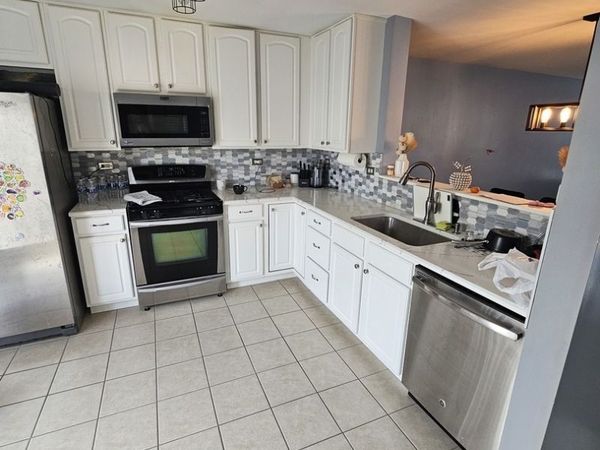 621 Lincoln Station Drive, Unit 621, Oswego, IL 60543