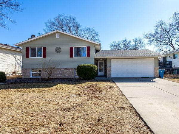 407 W Oak Street, Eldridge, IA 52748