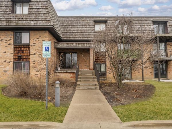 10 Oak Creek Drive, Unit 1020, Buffalo Grove, IL 60089