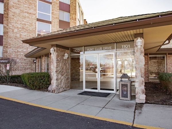 1101 S Hunt Club Drive, Unit 403, Mount Prospect, IL 60056