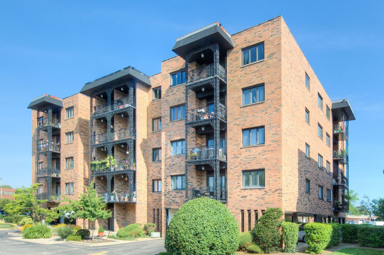 9396 Landings Lane, Unit 201, Des Plaines, IL 60016 Main Photo