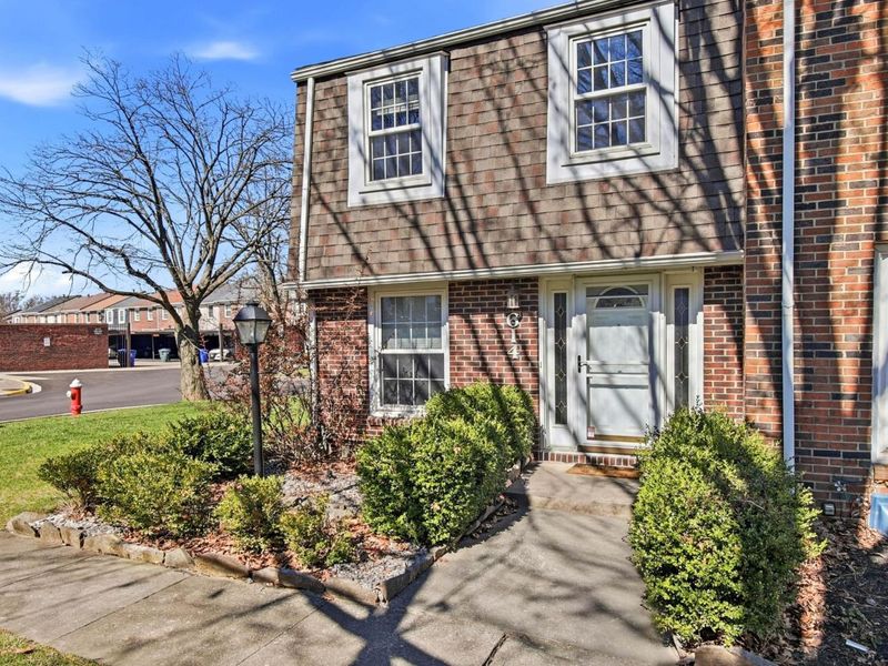 614 Dlyn Street, Columbus, OH 43228 Photo 2