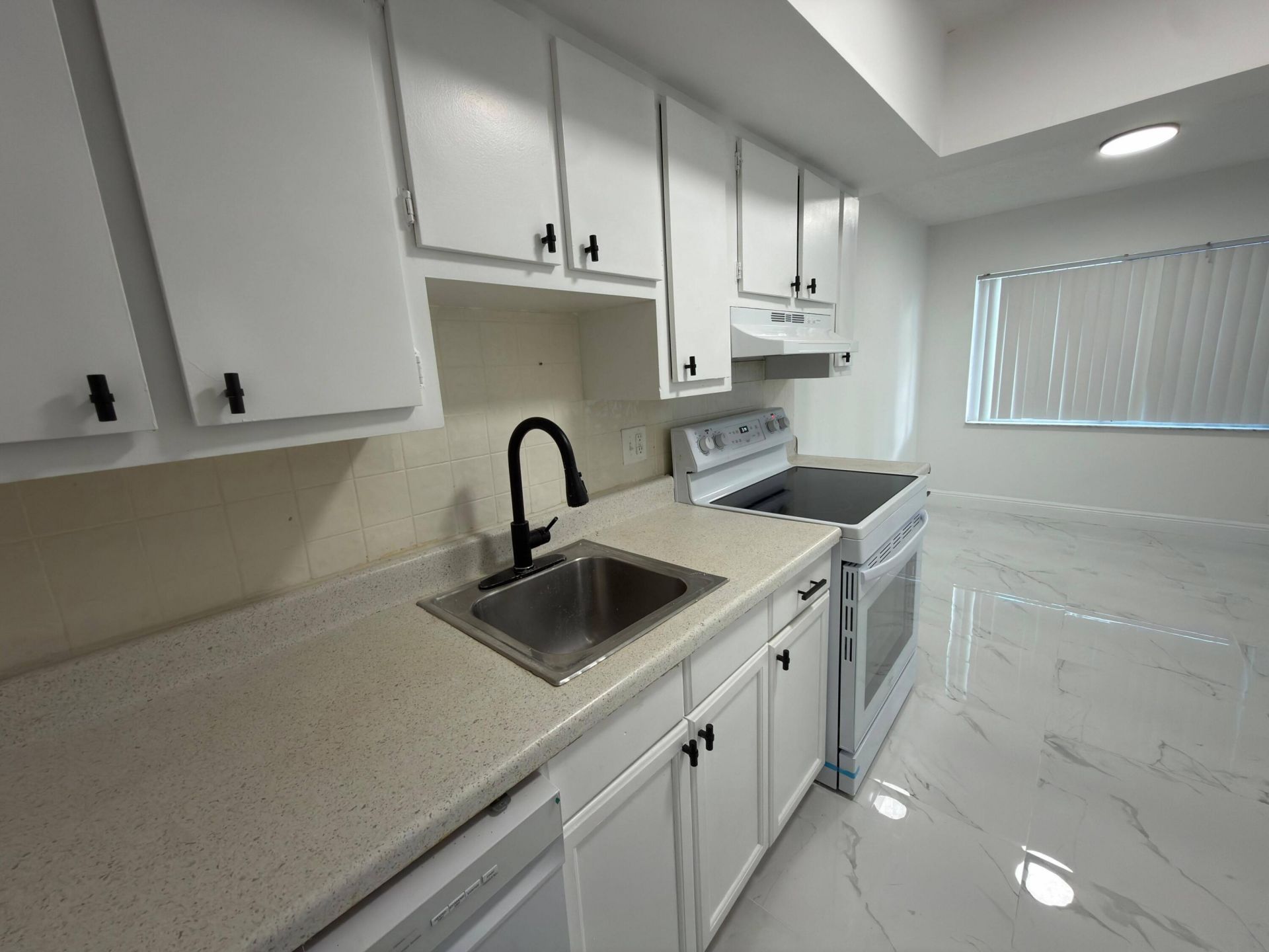 5702 NW 22nd Court, Unit 28-b, Lauderhill, FL 33313 Photo